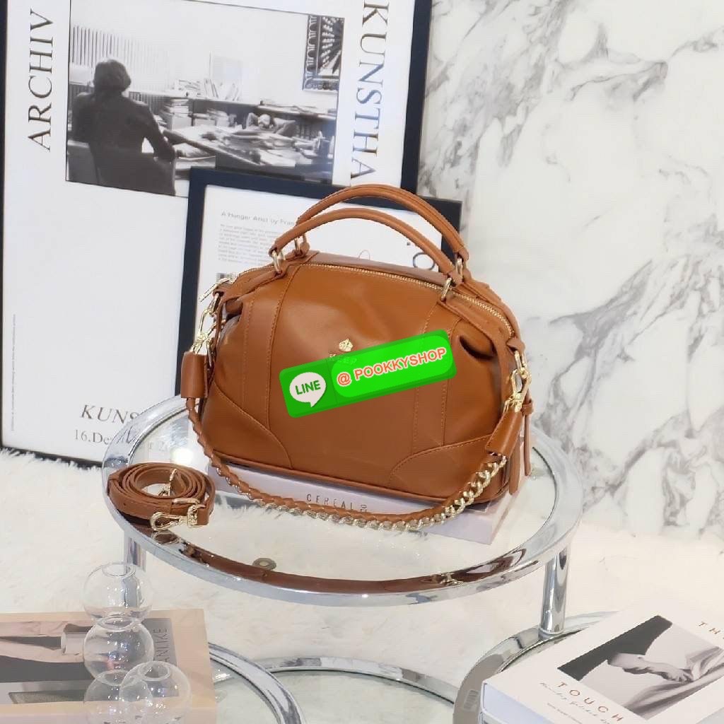 รุ่นขายดีเข้าเพิ่มนะคะ KEEP รุ่น ‘ Ella ‘ bag ทรง Pillow ( ทรงหมอน ) ที่สาวๆ ถามหา กลับมาแล้วค่า พร้อมฟังก์ชันจัดเต็มเหมือนเดิม ใบนี้ size M ใส่ กระเป๋าสตางค์ยาวได้ ใส่ไอแพดได้ ใครต้องการกระเป๋าที่ใช้ได้ทุกวัน ใส่ของครบ แอดมินแนะนำใบนี้เลยค่า สวย คุ้มแน่น