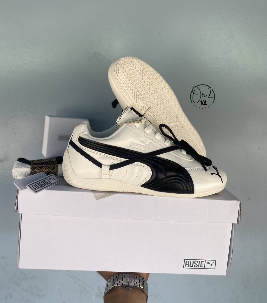 รุ่น: Rosie PUMA Collaboration Sneakers (คอลเลกชันพิเศษร่วมกับ Rosie Huntington-Whiteley) ประเภท: รองเท้าผ้าใบแฟชั่นหนังแท้ทรงสปอร์ตโมเดิร์น • คอลเลกชันพิเศษ Rosie x PUMA ที่เน้นความหรู เรียบ และมินิมอล แต่ยังดูสปอร์ตเกรดพรีเมียม สวมใส่สบาย พื้นนุ่มดีไซน์