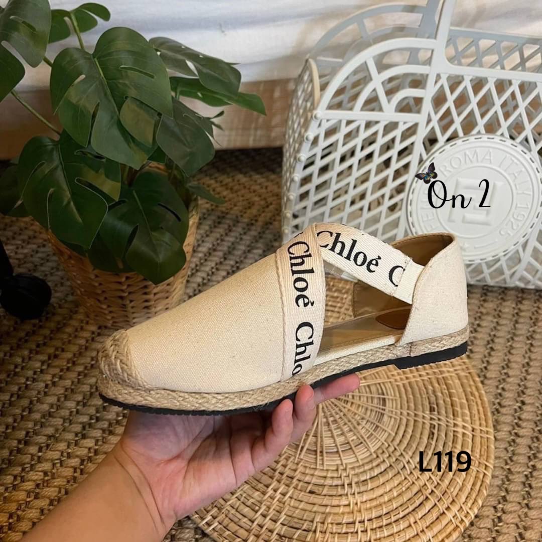 ชนชอปค่ะ รองเท้าคัชชู Chloe ตัวใหม่ แต่งสายแบรนด์ไขว้น่ารัก ผ้าแคนวาสขอบปอ พื้นปั้มสายมียางยืดใส่ง่าย ปีนี้ Chole มาแรงสุดทุกคอล สาวๆห้ามพลาดนะคะ