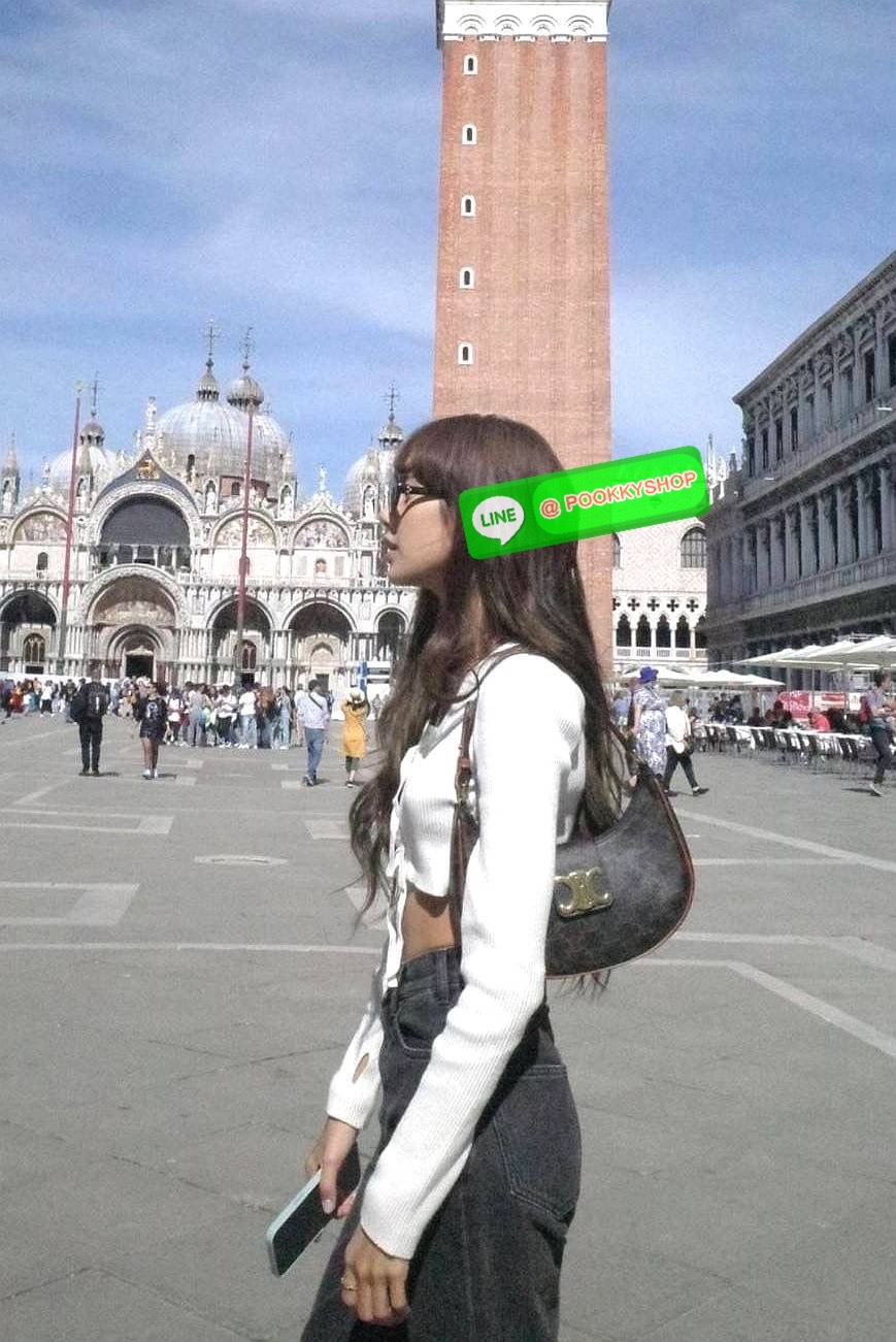 ✴️BEST SELLER!✴️CELINE SHOULDER BAG VIP GIFT WITH PURCHASE (GWP) พรีเมี่ยมกิ๊ฟ Limited Edition จาก CELINE HAUTEPARFUME DUTYFREE COUNTER วัสดุ TRIOMPHE CANVAS รุ่นใหม่ล่าสุดดีไซน์สวยหรู หนังสวยอยู่ทรง ภายในโล่งกว้างและจุสามารถใส่มือถือ กระเป๋