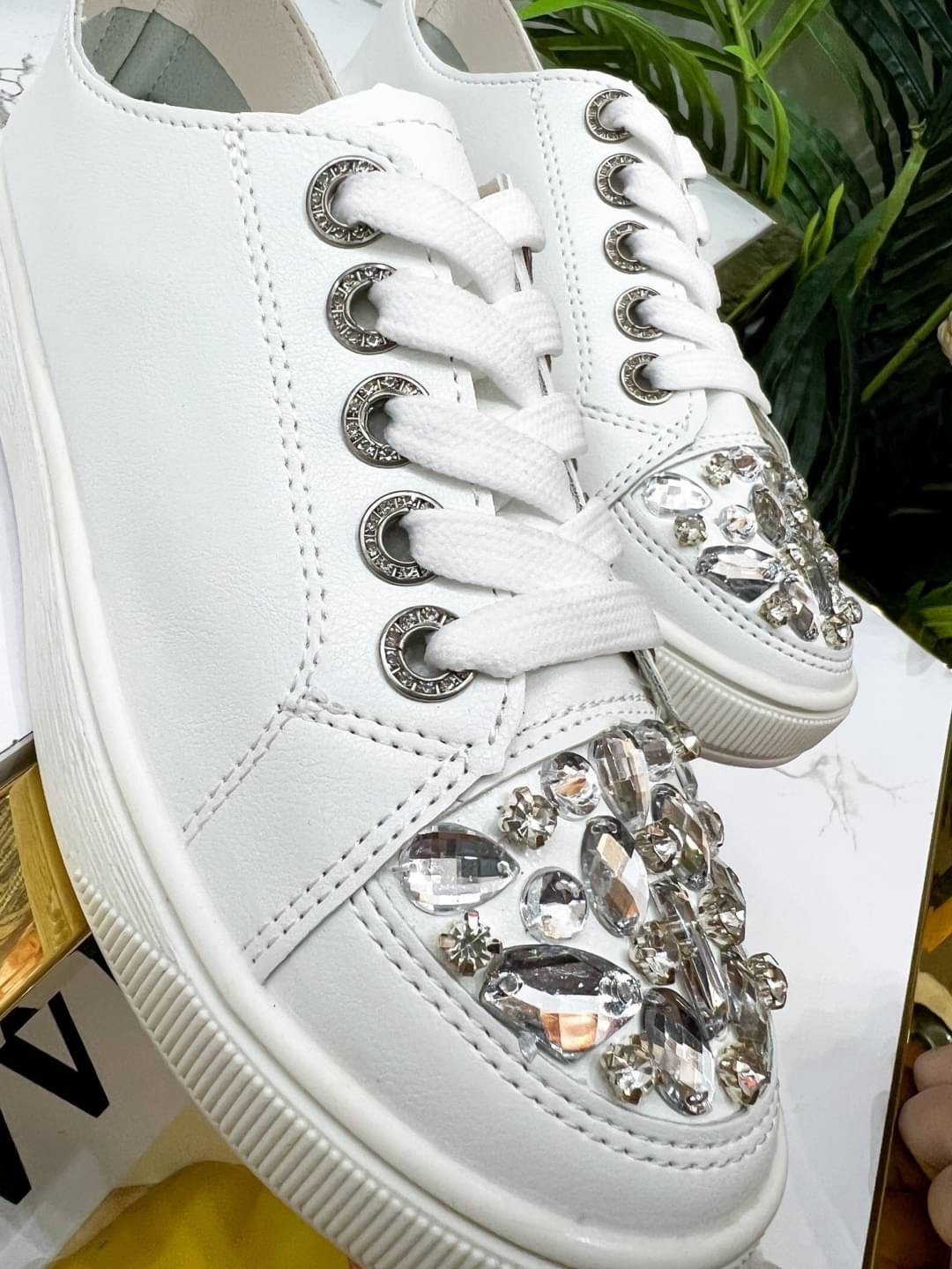 𝙉𝙀𝙒 𝙉𝙀𝙒 ‼️ ____________________$ รองเท้าผ้าใบสไตล์เกาหลีสีขาวความเก๋ของรุ่นนี้ตรงด้านหน้าติดเพชรระยิบระยับที่สุดเล่นไฟมาก รุ่นนี้ใส่แมทช์กับชุดไหนก็เริ่ดรองเท้านิ่มใส่สบายผ้าใบที่ไม่ธรรมดา สาวๆจะพลาดไม่ได้น๊