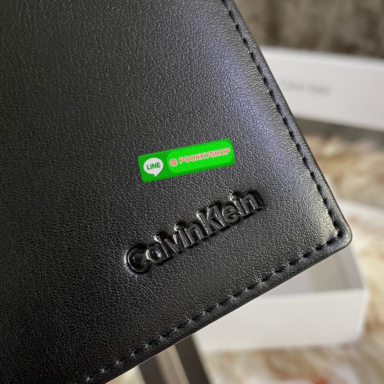 Calvin Klein Leather Belt & Wallet Set Setกระเป๋าสตางค์+เข็มขัด กระเป๋าสตางค์ด้านหน้าปั๊มชื่อแบรนด์ มีช่องใส่รูป ช่องใส่บัตร ช่องใส่ธนบัตร และช่องใส่รูป เข็มขัดหนังแท้ปั๊มแบรนด์ สามารถสลับใช้ได้ทั้ง 2 ด้าน เข็มขัดปรับระดับได้ 5 ระดับ มาพร้อมที่เจาะรูจ้า