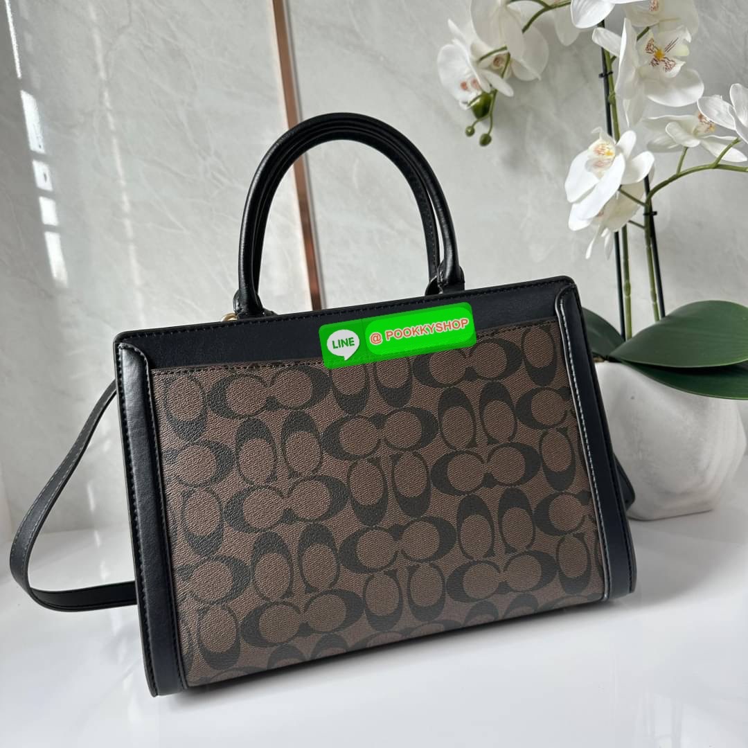 COACH ZOE CARRYALL IN SIGNATURE CANVAS (F87665) กระเป๋าถือหรือสะพาย ผู้ดีคุณนาย วัสดุหนังแคนวาส ตัดขอบหนังแท้ เปิด-ปิดด้วยซิปคู่ ตกแต่งด้วยตัวล็อคแม่กุญแจห้อยด้านหน้า ด้านในเป็นช่องกว้างใส่ของได้เยอะ มีสายสะพายยาว ถอด-ปรับระดับได้ สวย หรู ดูแพงมาก
