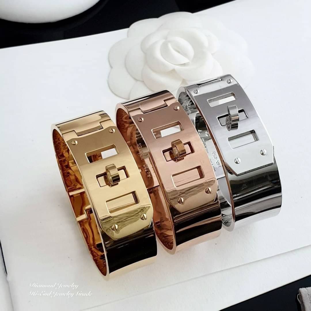 Super Hi-End Quality !!!!! ((งาน 1:1 เกรดดีที่สุดในท้องตลาด)) กำไล Hermes งานซุปเปอร์ไฮเอนคะ รุ่นนี้แนะนำเลยนะคะ งานสวยมากกกกกกถึงมากที่สุดค่ะ มีแสตมครบ เป็นแสตมลึกไม่ใช่สกรีนนะคะ งาน stainless steel แท้ทั้งวง !! ย้ำนะคะ ว่างานสวยมากกกกกก ที่สุดค่ะ แม่ค้า