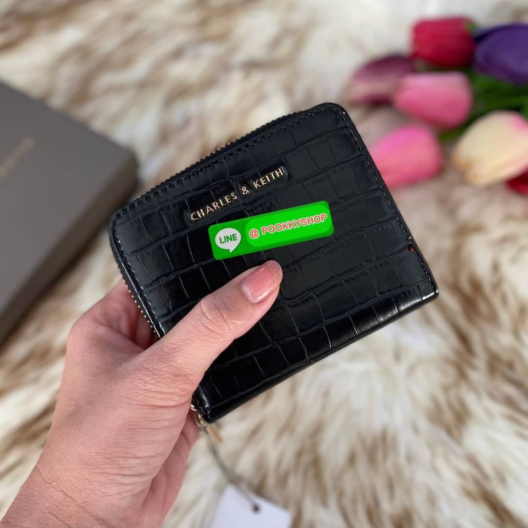 CHARLES & KEITH COMPACT WALLET กระเป๋าตังใบสั้นฟังก์ชันครบ!! ด้านหน้ามีโลโก้แบรนด์ มีช่องซิปใส่เหรียญ เปิดปิดแบบกระดุม ด้านในมีช่องใส่การ์ด 16 ช่อง มีช่องใส่ธนบัตรตามยาว ไม่ต้องพับแบงค์ค่า คุ้มมากๆเลยใบนี้