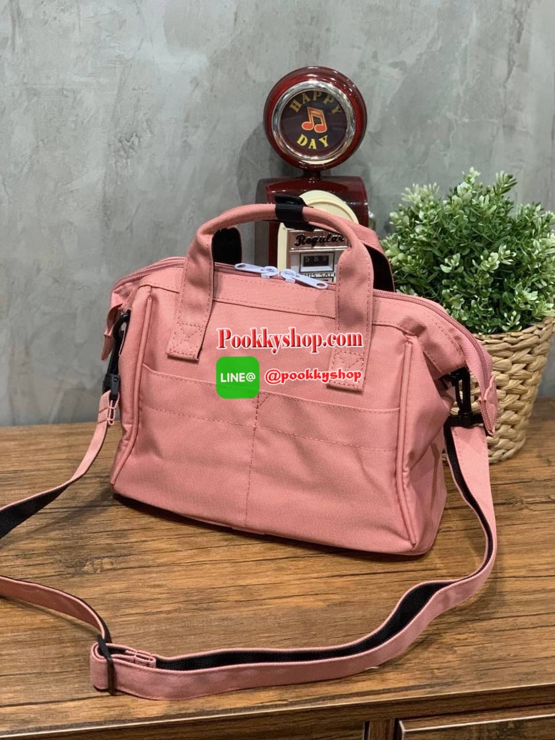 Anello X Peanuts 2 ways Boston regular size(Os-S044) ได้ Collaboration หรือเป็นการร่วมงานกับตัวการ์ตูนสุดคลาสสิคอย่าง Peanuts มานำเสนอโดยเอาคาแลคเตอร์ ในการใช้ชีวิตประจำวัน ที่เหมาะสม มาวางบนตัวกระเป๋า กระเป๋า anello (อเนลโล่) กระเป๋าเป้แบรนด์ของญี่ปุ่น ท