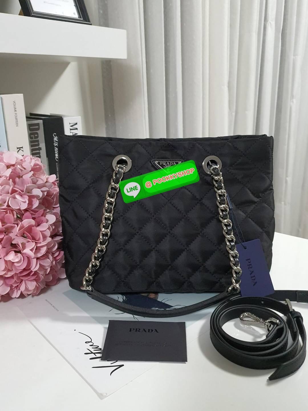 พร้อมส่งค่า New Arrival มาใหม่จากแบรนด์ Prada วัสดุทำจากผ้า Nylon ตามแบบฉบับของแบรนด์ รอบนี้มากับ ทรงHand bag มาพร้อมสายสะพายยาวCrossbody ปรับปากกระเป๋าได้สองแบบ ด้วยกระดุมข้าง คุ้มมากคะ เปิดปิดด้วยกระดุม ภายในบุผ้าลายแบรนด์ มีช่องซิปใส่ของแยก2ช่อง จุของไ