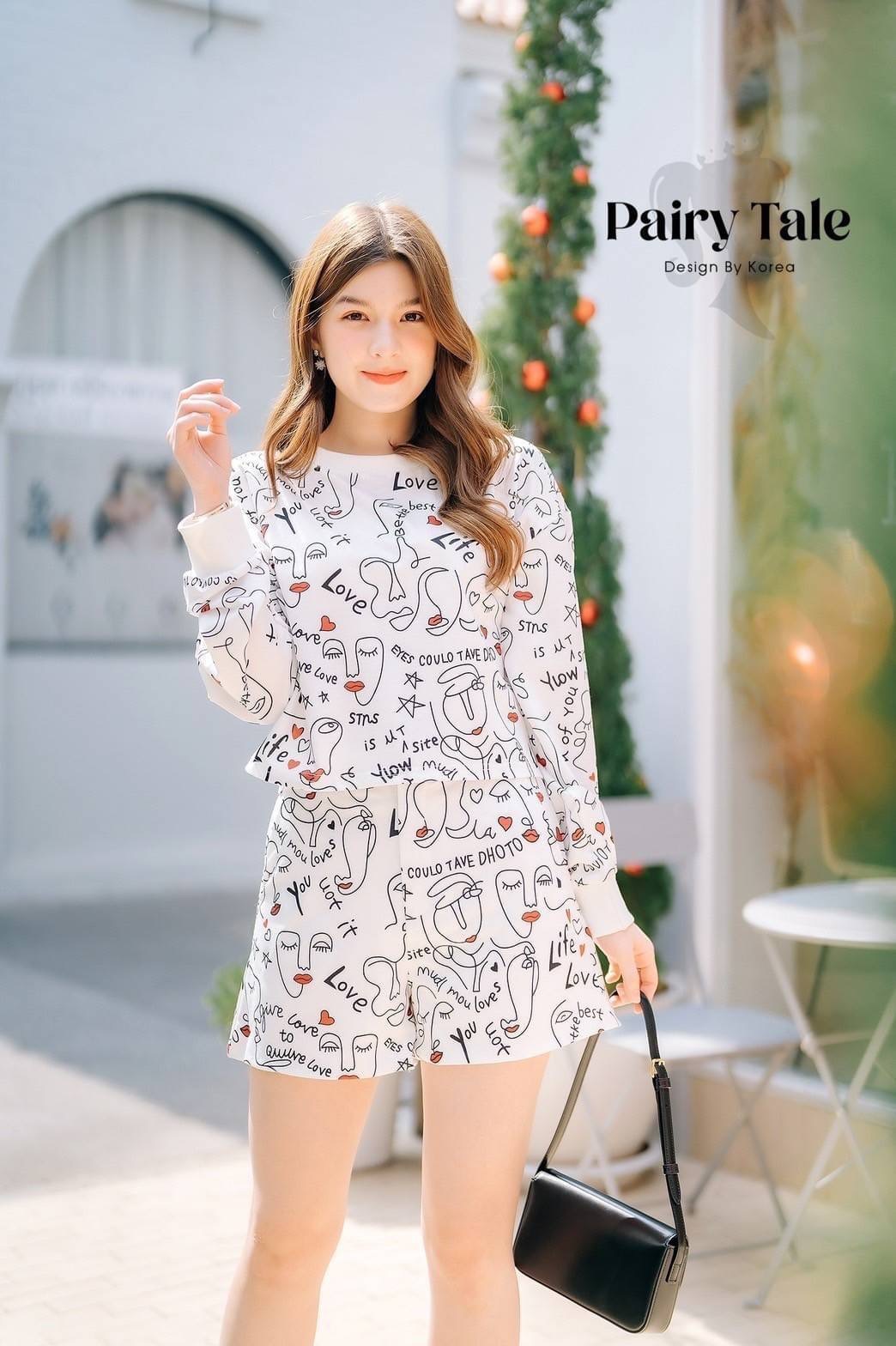 Set Lyn around เสื้อแขนยาว แมตกางเกงขาสั้น ผ้าเสื้อวอมเนื้อไม่หนามากนะคะ พิมพ์ลายตามแบรนด์ งานสวยใส่น่ารักก