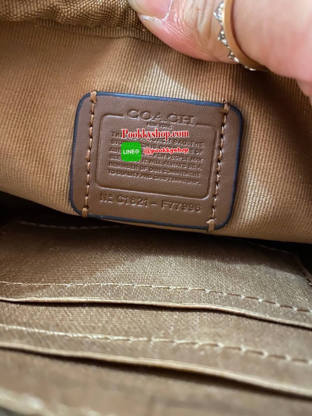 กระเป๋าสะพาย COACH เปิด - ปิดกระเป๋าด้วยซิป มีช่องใส่ของ 2 ช่องใหญ่ ด้านในมีช่องใส่ของ 1 ช่อง