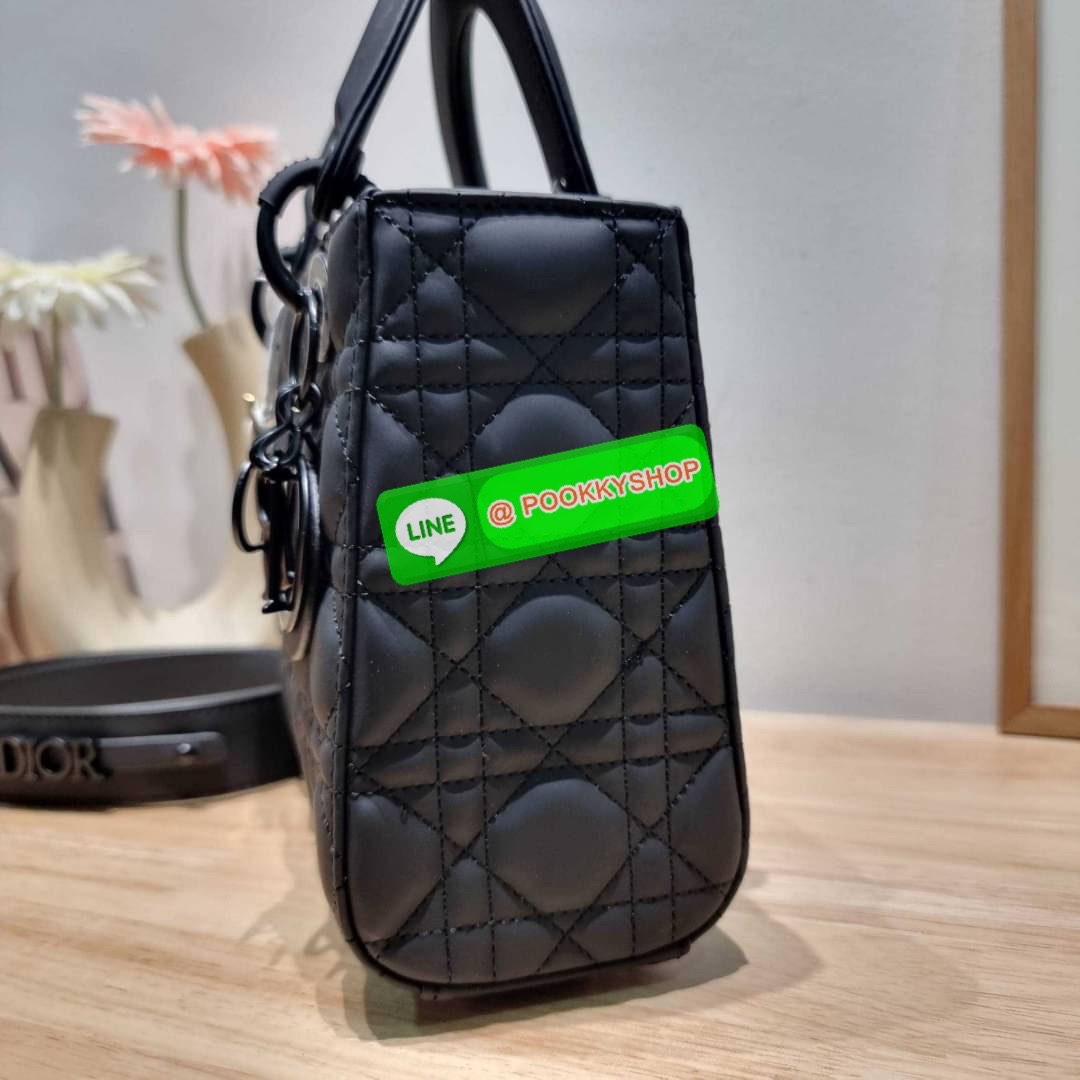 NEW ARRIVAL!! CD LADY ULTRAMATTE BAG กระเป๋าสะพายข้างพรีเมี่ยมกิ๊ฟสุดฮอต ดีไซน์เรียบง่าย แต่แฝงไปด้วยความหรูหรา ทรงกล่องคลาสสิค โดดเด่นด้วยพวงกุญแจอะไหล่สีเดียวกับตัวกระเป๋า วัสดุหนังแท้ผิวแมทท์ ลายเส้นซ้อนทับสวยงาม มีรูปแบบ หูจับในตัวและสายครอสบอดี้สุดเล