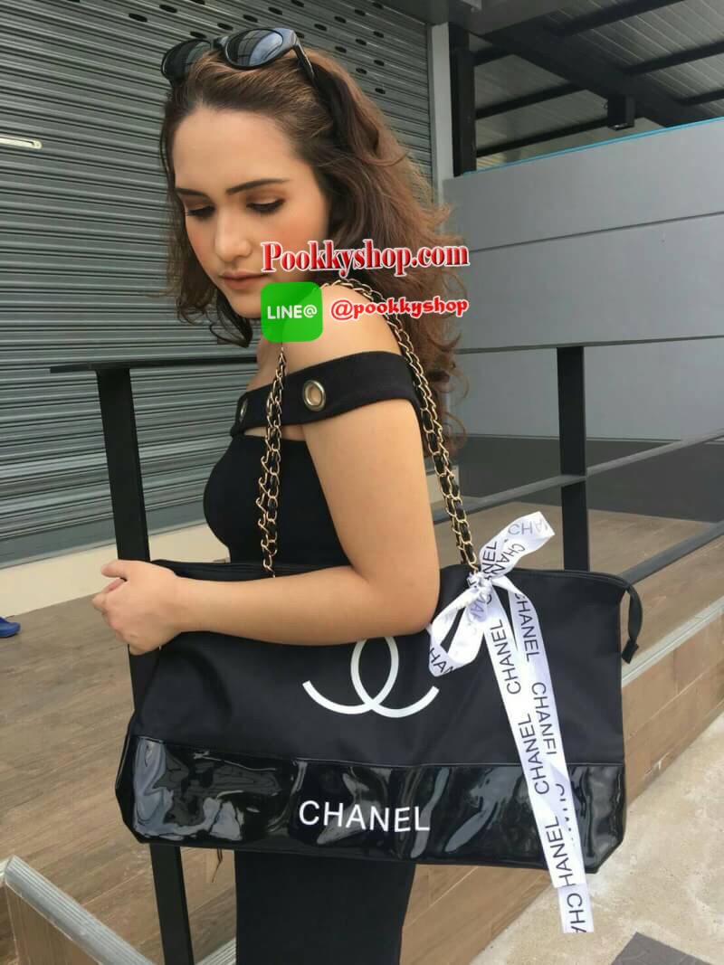 New Gorgeous☆☆ กระเป๋าใบใหญ่ทรง Tote จากแบรนด์ Chanel VIP gift Bag มาพร้อม Ribbin สุดหรู ของแท้ 100% ทำจากผ้าหนา Polyester ฐานล่างกระเป๋าทำจากหนังแก้วผิวมันเงา สวยหรู สกรีนโลโก้ชาแนลหน้าหลัง หัวซิปปั้มโลโก้ ด้านในเป็นช่องกว้าง และมีอีกหนึ่งช