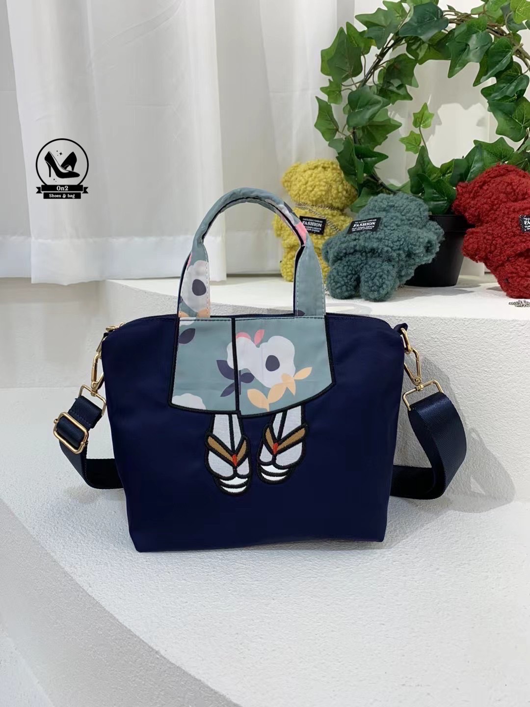 กระเป๋าทรงชอปปิ้ง shoping bag แบรนด์ mis zapatos วัสดุตัวกระเป๋าทำจากผ้ากันน้ำอย่างดี อะหลั่ยสีทอง water proof ด้านหน้าลายน่ารักมากๆ ด้านหลังมีช่องซิป มาพร้อมสายยาว ทำจากผ้ากันน้ำตัวเดียวกับกระเป๋า สามารถปรับระดับได้