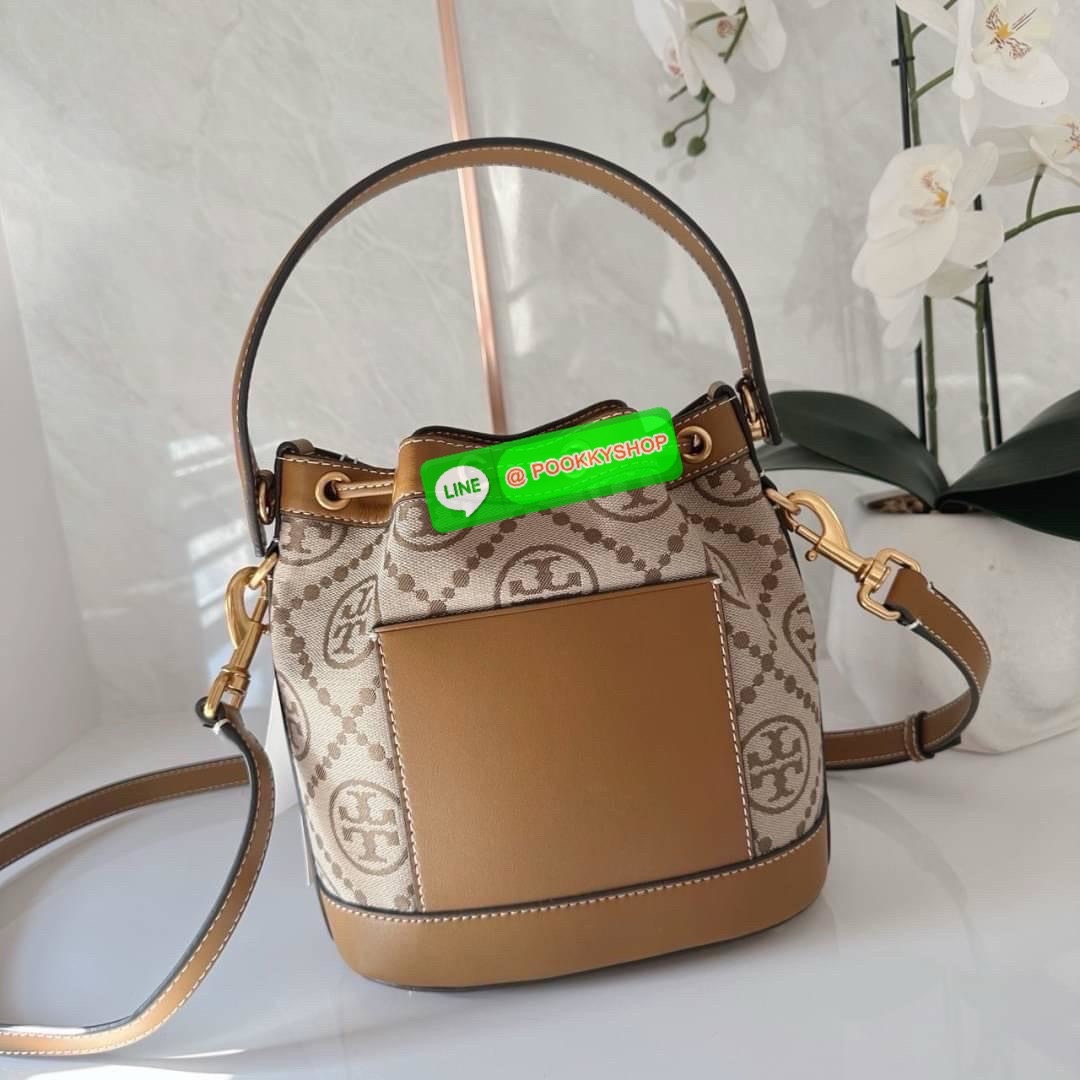 TORY BURCH T MONOGRAM JACQUARD BUCKET BAG กระเป๋าสะพาย ทรงบัคเกต รุ่นฮอต สไตล์ไหนเข้าได้ ทุกลุค วัสดุ jacquard ตัดขอบหนังแท้ ภายในเป็นช่องโล่งกว้าง ใส่ของได้เยอะหยิบจับสะดวก มาพร้อมสายสะพายข้างหนังแท้ ถอดและปรับระดับได้สะพายชิวได้ทุกโอกาส