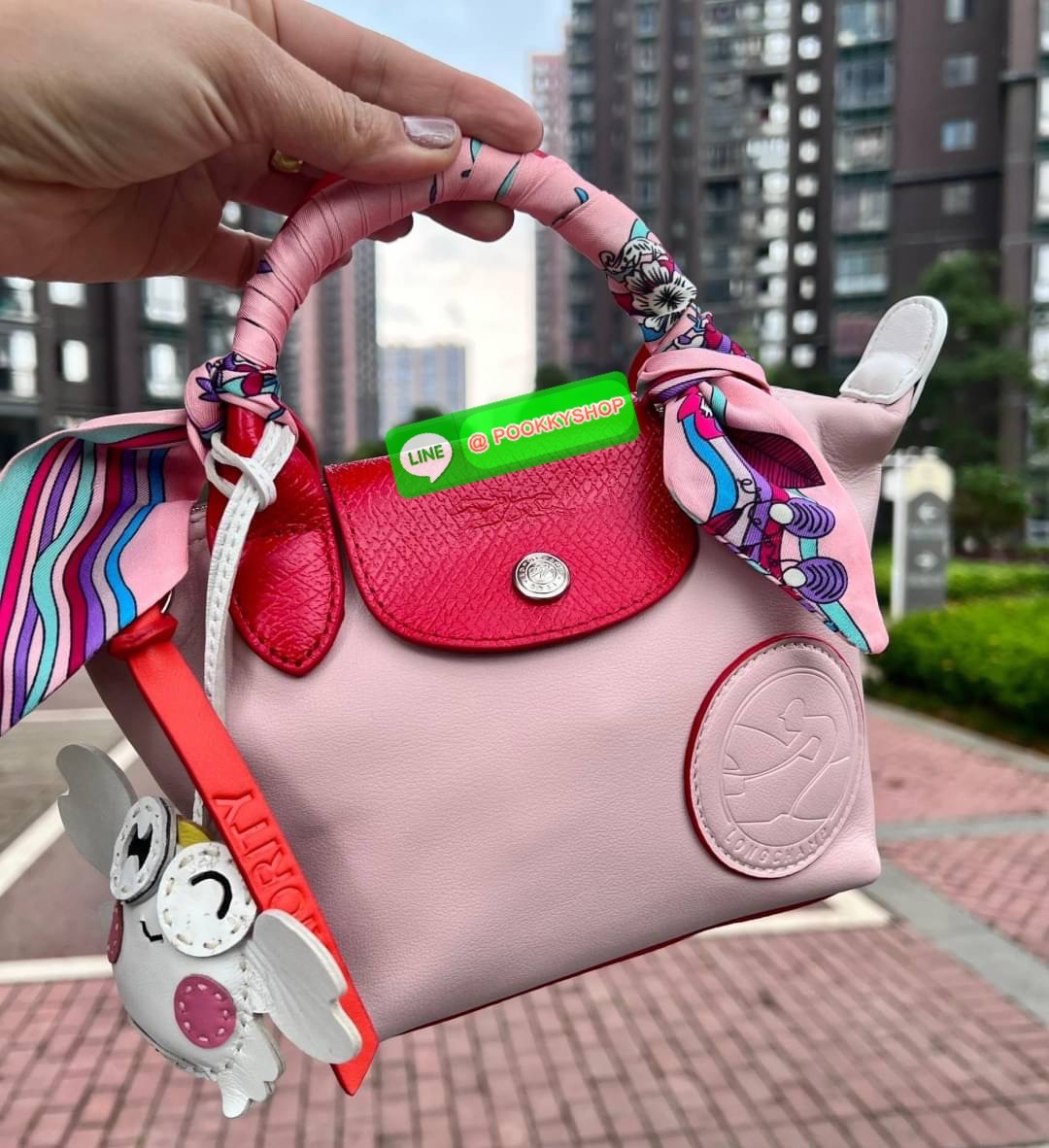 มาเพิ่มให้แล้ว ใครพลาดรอบที่แล้วรอบนี้อย่ารอช้า ก่อนหมดอีกก😘 LIMITED OF JAPAN LONGCHAMP TOTE 2WAY BAG LE PLIAGE EXTRA L1500 💌เป็นรุ่นที่สวยและดูดีมากๆ หนังแกะแท้ หนานุ่ม หลงรักน้องแน่นอนค่ะ สีสวยหวานละมุนมากๆ ภายในกว้างจุสัมภาระได้จุ สามาร