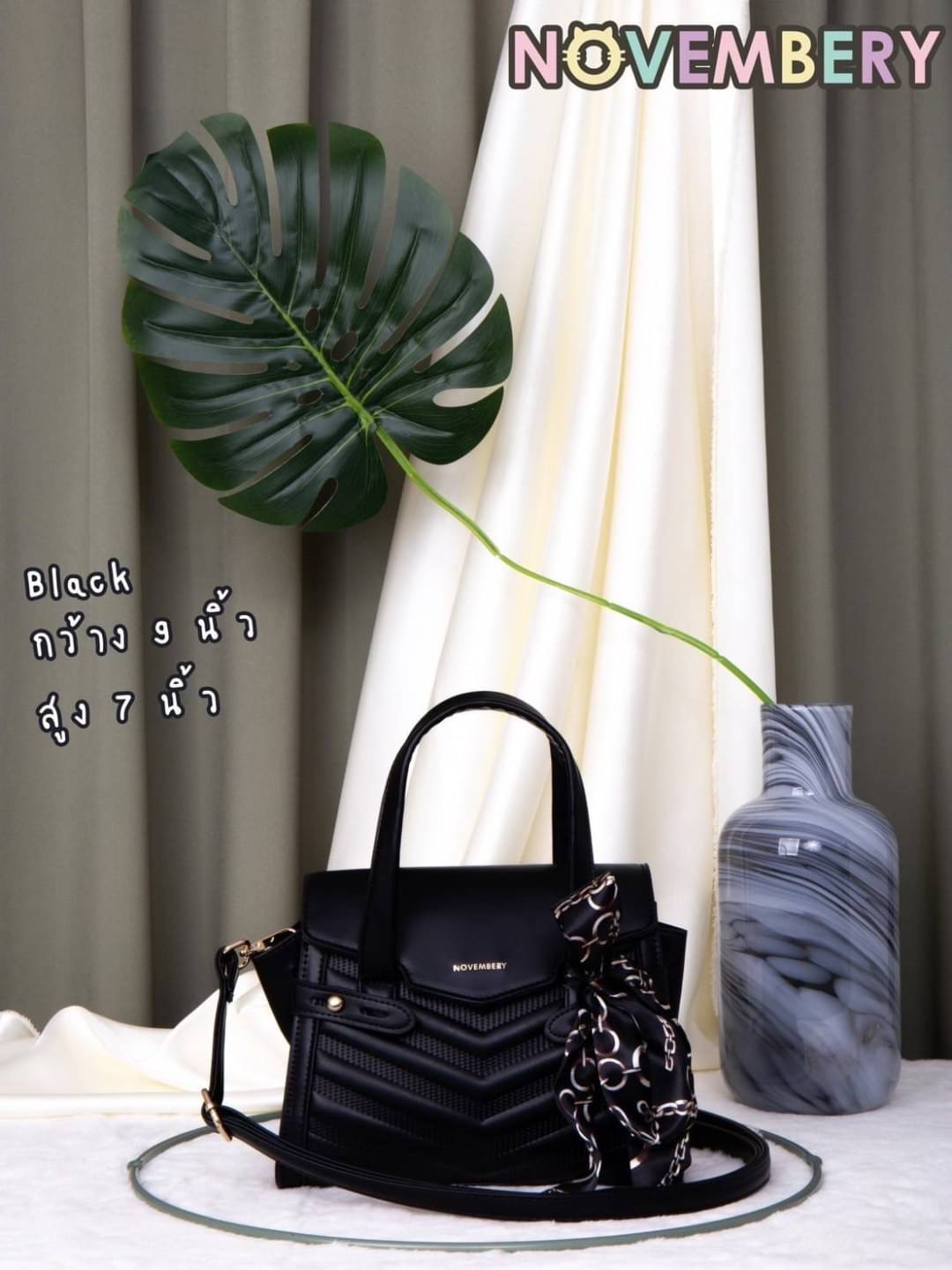 NOVEMBERY BAGS New Arrival !!! พร้อมส่ง Novembery Bags เรียบหรู ทรงโมเดิร์น เก๋ไก๋ทันสมัย !!! หนัง PU สวย ดีเทลงานรูปตัววี มีเข็มขัดด้านข้าง โลโก้แบรนด์อะไหล่ทองเป๊ะทุกจุด มาพร้อมหูจับทนทานแข็งเเรง แถมฟรีผ้าพันหูกระเป๋า ทุกใบ ด้านในมี 1 ช่องใช้งาน มีหลายส