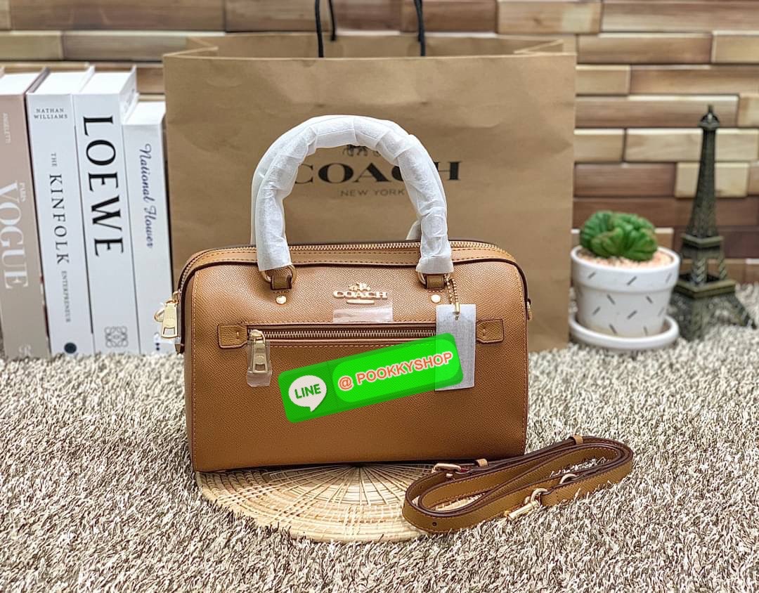 New in!! เข้าแล้วสีที่สาวๆรอคอยกันมานาน ห้ามพลาด COACH ROWAN SATCHEL ((79946)) พร้อมส่ง สิ้นสุดการรอคอย ห้า พลาดค่า! กระเป๋าหิ้ว//คล้องมือ//สะพายข้างได้ หนังแท้ลายหนังสวย ทรงสวย หรูดูผู้ดีมาแต่ไกลเลยค่าา ด้านหน้ามีช่องซิปให้ใส่ของจุกจิก ปากกระเป๋าแบบซิป ภ