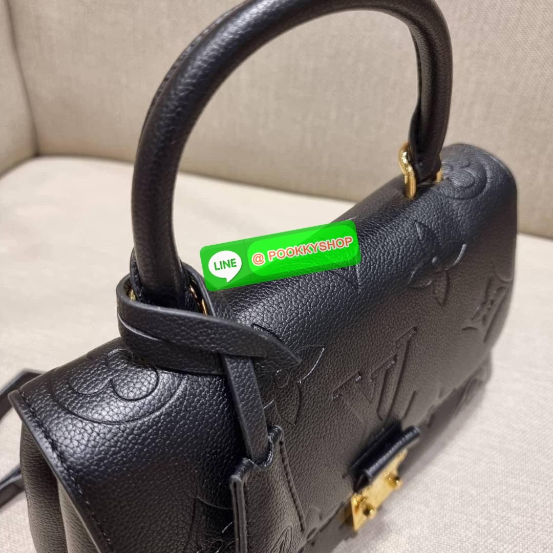 LV MADELEINE BAG ใหม่ล่าสุด อีกหนึ่งรุ่นคลาสสิคหายาก จากเคาน์เตอร์ dutyfree ที่สาวๆรอคอย กระเป๋าถือ/สะพายข้าง ดีไซน์เรียบง่าย แต่เต็มไปด้วยดีเทลความหรู วัสดุหนังวัวปั๊มลายเอกลักษณ์ เปิด‐ปิดด้วยอะไหล่กดล็อคสีทองหรู และมีพวงหนังห้อยพิเศษแถมมาให้ด้วย ภายในแบ