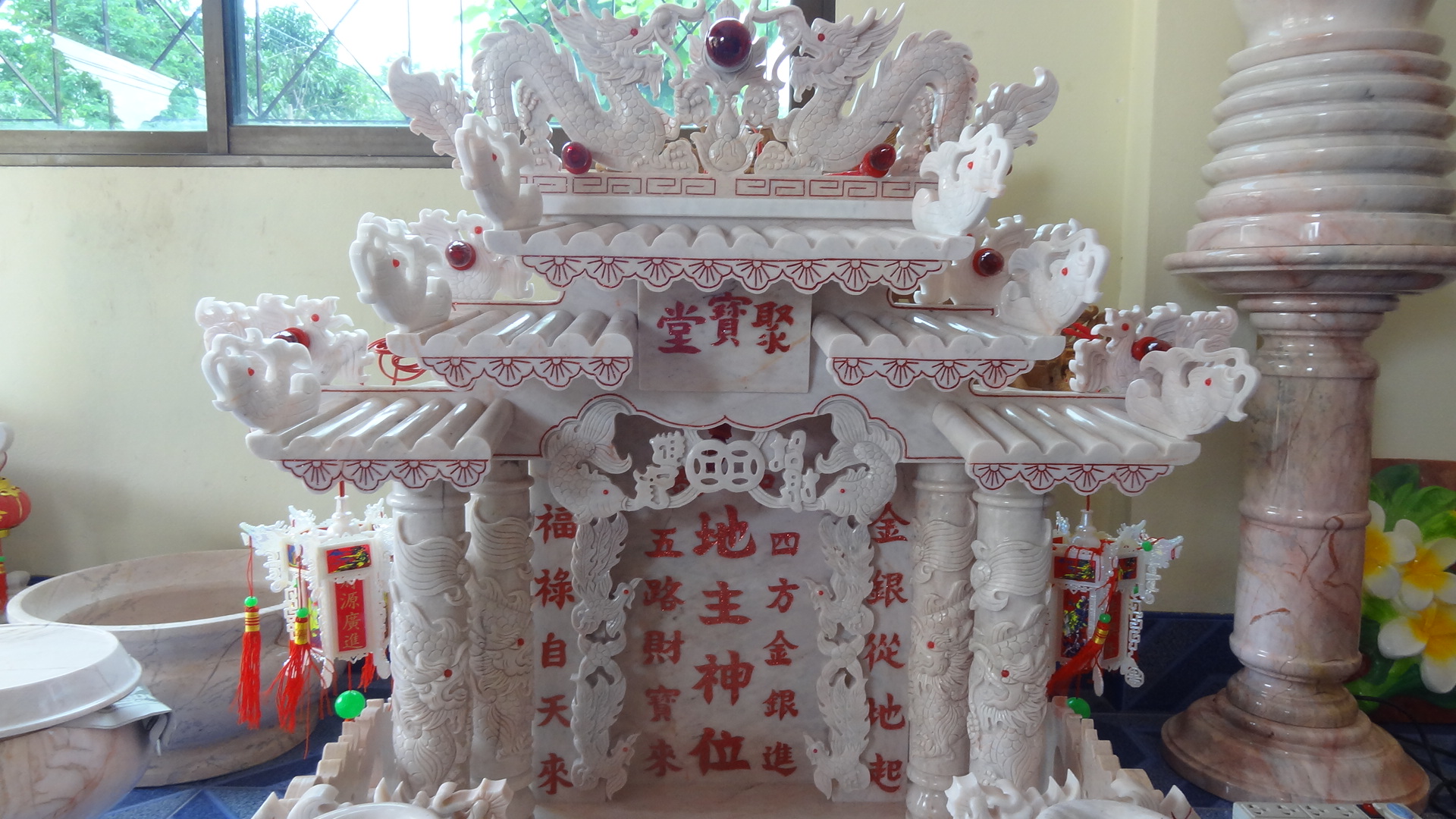 ศาลเจ้าที่จีน(ตี่จู้เอียะ)ขนาด 27 นิ้ว (มั่งมีศรีสุข)888 หินอ่อนสีขาวอักษรแดง