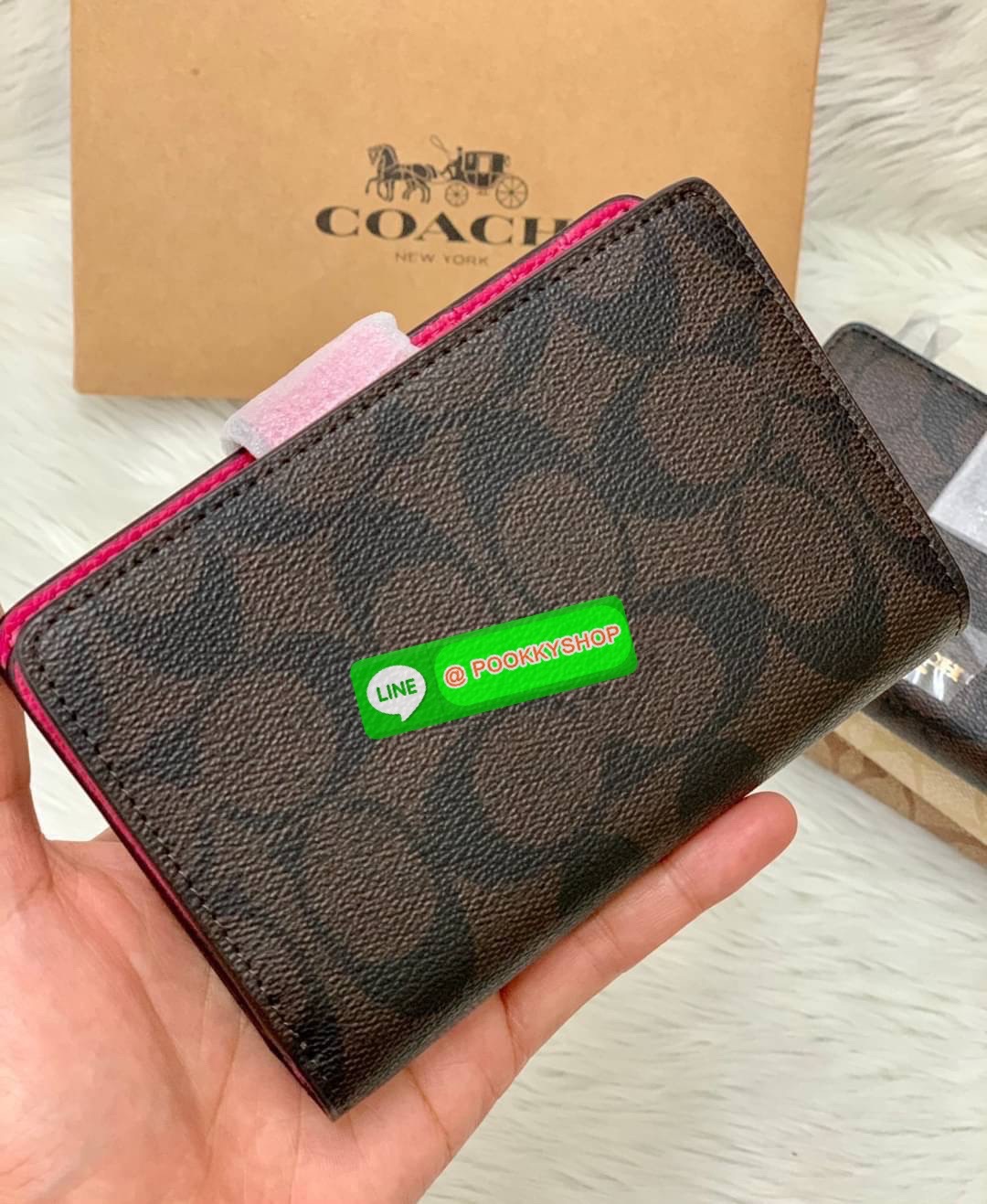 COACH MEDIUM CORNER ZIP WALLET IN SIGNATURE CANVAS ((53562)) 💋กลับมาอีกครั้งค่ะ! กระเป๋าเงินใบกลางหนัง pvc canvas สวยงามค่ะ เปิดปิดช่องหลักด้วยกระดุมภายในมีช่องเสียบบัตรได้ถึง10ช่อง ช่องใส่ธนบัตรหนึ่งช่อง; และช่องซิปสำหรับใส่เหรียญอีกสองช่อง แยกสั