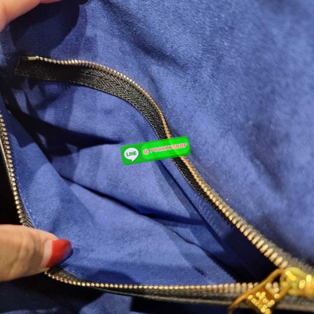 LV diane monogram empreinte bag 🔆 Details กระเป๋ามัลติฟังก์ชั่นสุดคุ้มจากเคาน์เตอร์ dutyfree ที่ดีไซน์ออกมาได้น่ารักน่าใช้มากๆ มีสายมาให้ถึง 2 แบบ สายหนังคล้องไหล่ได้ ปรับสะพายข้างได้ และสายสปอร์ตครอสบอดี้ได้ สวยลูกคุณหนูมากๆ ปรับเปลี่ยนใช้ตามลุคแ