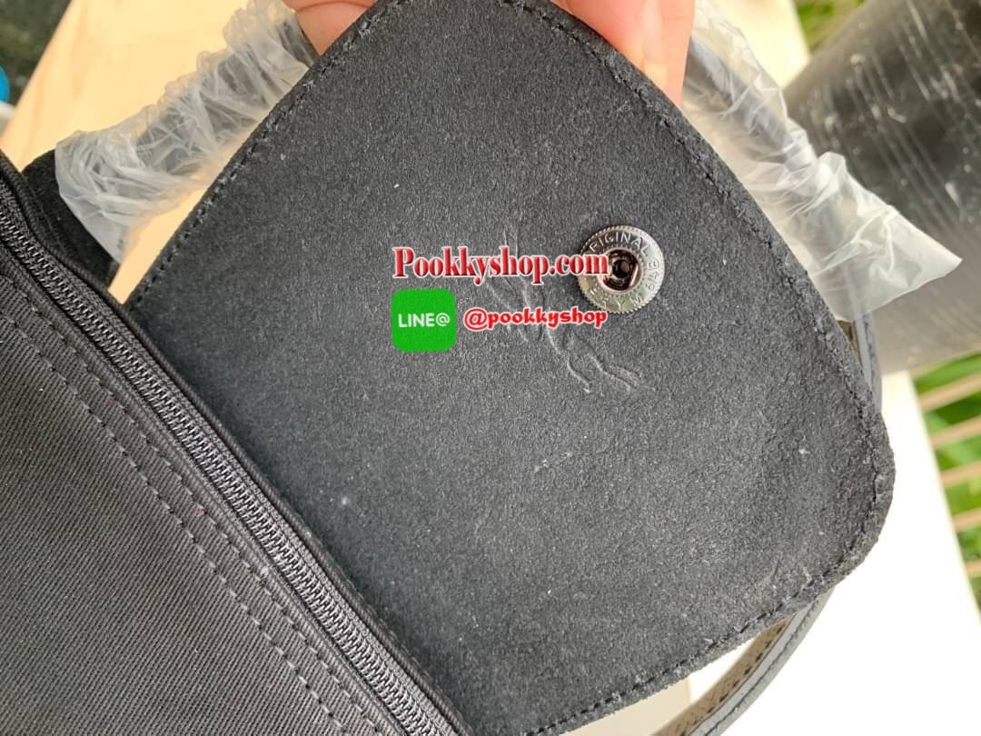 Longchamp by shayne oliver top handle Bag L อีกหนึ่งคอลเลคชั่นแบบลิมิเตทที่ออกแบบโดย Shayne Oliver นักดีไซน์เนอร์ชื่อดังระดับโลก ด้วยรูปทรงกระเป๋าที่ออกแบมาเพือใช้ได้ในชีวิตประจำวัน เน้นความเรียบหรู และง่ายต่อการถือและสะพายอย่างคล่องตัว ใส่สิ่งของได้เยอะส