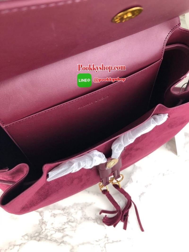 Charles & Keith Textured Tassel Shoulder Bag กระเป๋าเอนกประสงค์ ใช้ได้หลายแบบ! ตัวกระเป๋าแต่งด้านหน้าเป็นหนังกลับ-ช่วงด้านหลังเป็นหนังเรียบ (ยกเว้นสีครีม!! เป็นหนังเรียบทั้งใบ) มีพู่ห้อยด้านหน้าเก๋มาก เปิดปิดแบบกระดุมแม่เหล็ก ปรับทรงได้โดยการดึงหูรูดด้านห