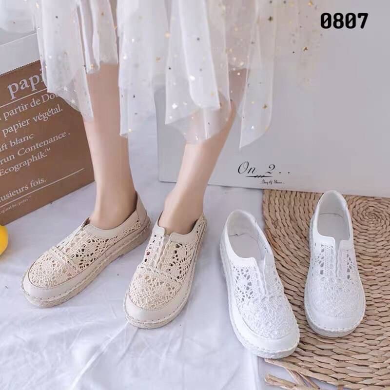 สวยแค่ไหนถามใจดู รองเท้าผ้าใบลูกไม้งานจริงสวยมากก ใส่ง่ายด้านหน้าเป็นยางยืด พื้นเสริมกันลื่นใส่เข้ากับชุดง่ายได้ทุกชุด มา2สี