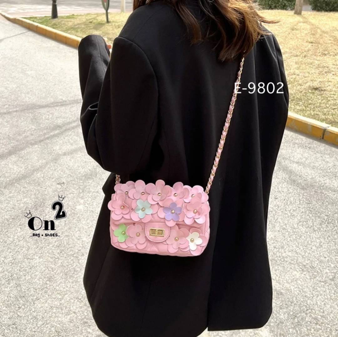 กระเป๋าสะพายชาแนล ทรงคลาสสิคเปิดหน้า แต่งดอกไม้รอบใบเพิ่มความ cute ไปอีก สายสะพายยาวครอสบอดี้ได้ค่ะ พร้อมส่ง 6 สีค่ะ