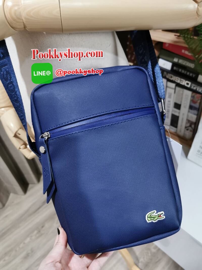 ห้ามพลาด‼️ NEW ARRIVAL! SAFFIANO SHOULDER BAG รุ่นใหม่ล่าสุดจาก Factory ดีไซน์ Unisex ใช้ได้ทั้งชายและหญิง วัสดุหนัง Saffiano เนื้อหนาอยู่ทรงสวยดูดี ด้านหน้ามีโลโก้แบรนด์ มี1ช่องใส่ของช่องหลักเปิดปิดด้วยซิปสะดวกใช้ ภายในมีช่องใส่ของและช่อง