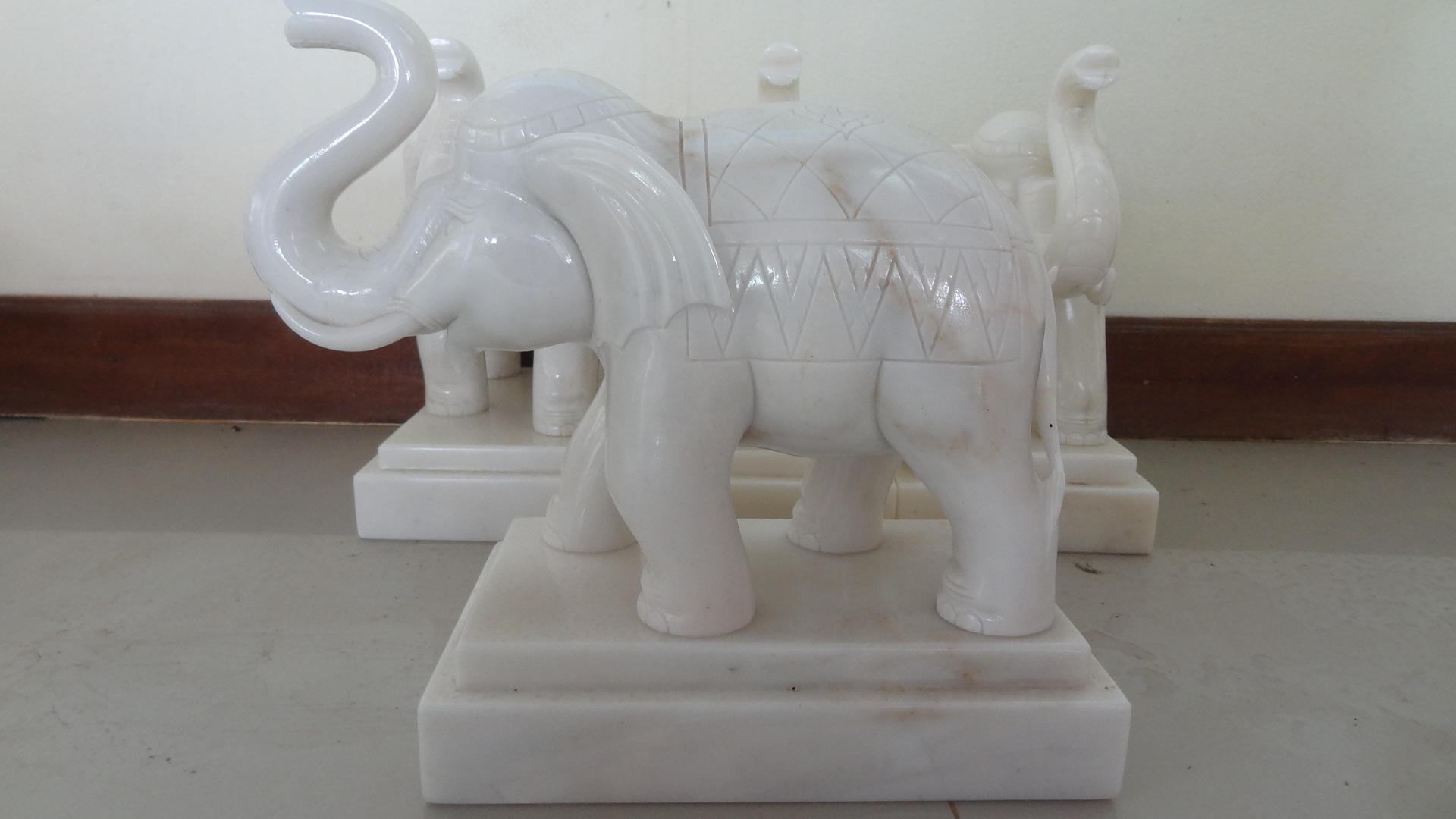 ช้างหินอ่อน ขนาด กว้าง 25 สูง 30 เซนติเมตร