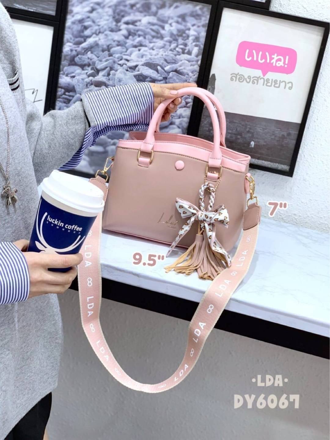 LDA BAG รุ่นใหม่ ทรูโทน งานสวยมาก!! แบรนด์แท้ 💯 หนังสวย สไตล์เรียบหรูดูดี ด้านหน้าปั้มแบรนด์ LDA ภายในกว้าง มี3 ช่องใช้งาน ใบใหญ่จุของได้เยอะมาก ดีไซส์ทรงสวยเก๋ มี 2 สาย สายสปอร์ต/สายหนัง ถือได้/สะพายได้ สายหนังปรับระดับได้ แบบสวย ทรงคลาสสิค สีสวย