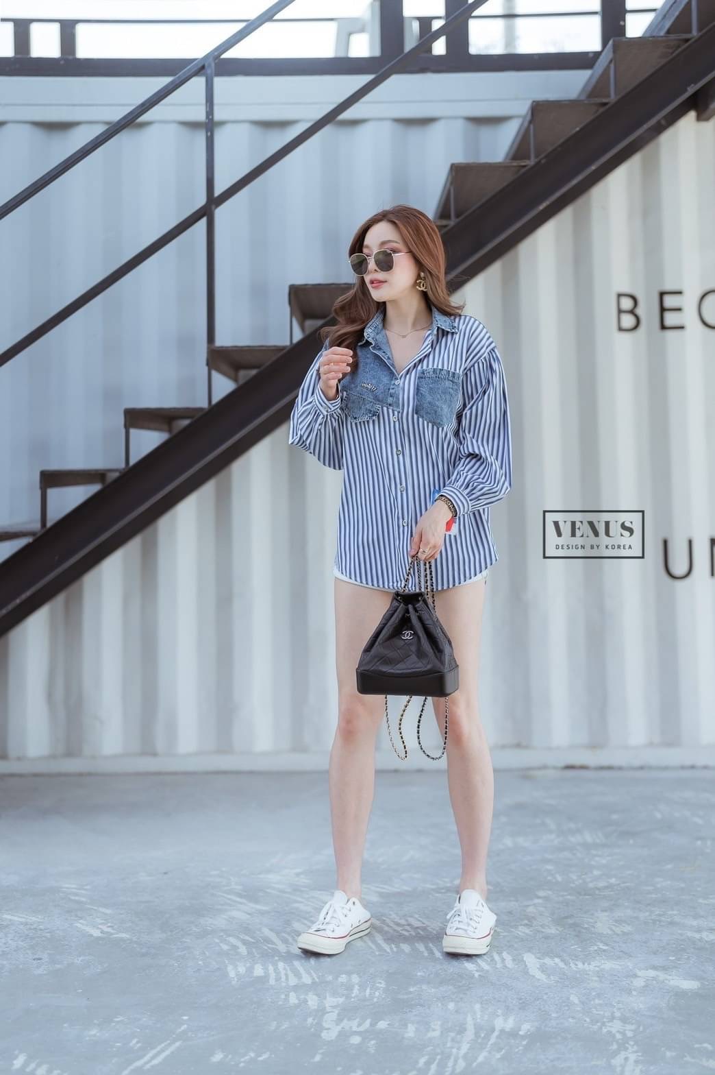 Restock ♥️♥️♥️ I'm Lady By Venus Moshino Jeans Shirt เสื้อเชิ๊ตแต่งผ้ายีนเนื้อดี ด้านหลังสกีนลายน้องหมี ตามแบบฉบับแบรนด์ดัง แม๊ทกับรองเท้าผ้าใบก็เก๋นะคะ