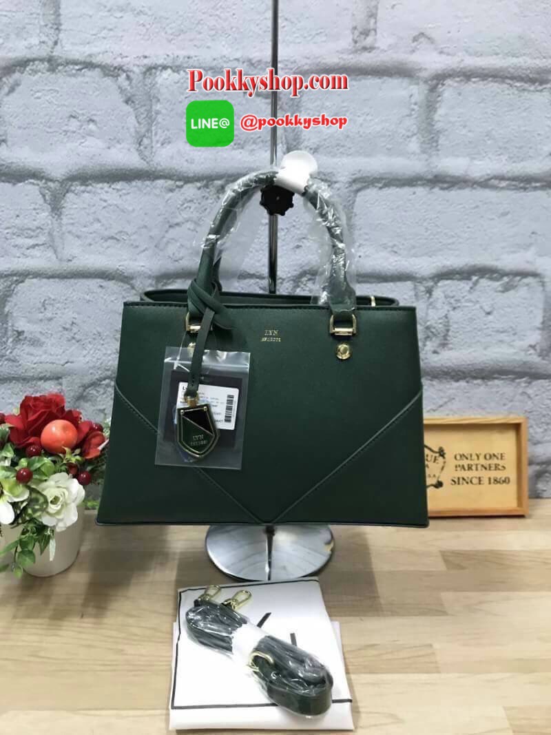 ถุงผ้าแบรนด์/ป้ายบาร์โค้ต) รีออเดอร์รุ่นขายดี!! LYN AMOUR M BAG กระเป๋าถือหรือสะพายรุ่นใหม่ล่าสุด!!! วัสดุลายหนังsaffianoเย็บแต่งลายทะแยงให้กระเป๋าดูมีทรง ด้านหน้าประดับTagโลหะปั้มโลโก้คล้องหนัง ถอดออกได้ ภายในกระเป๋าแบ่งเป็นสองช่องใหญ่ อีกหนึ่งช่องซิปคั่