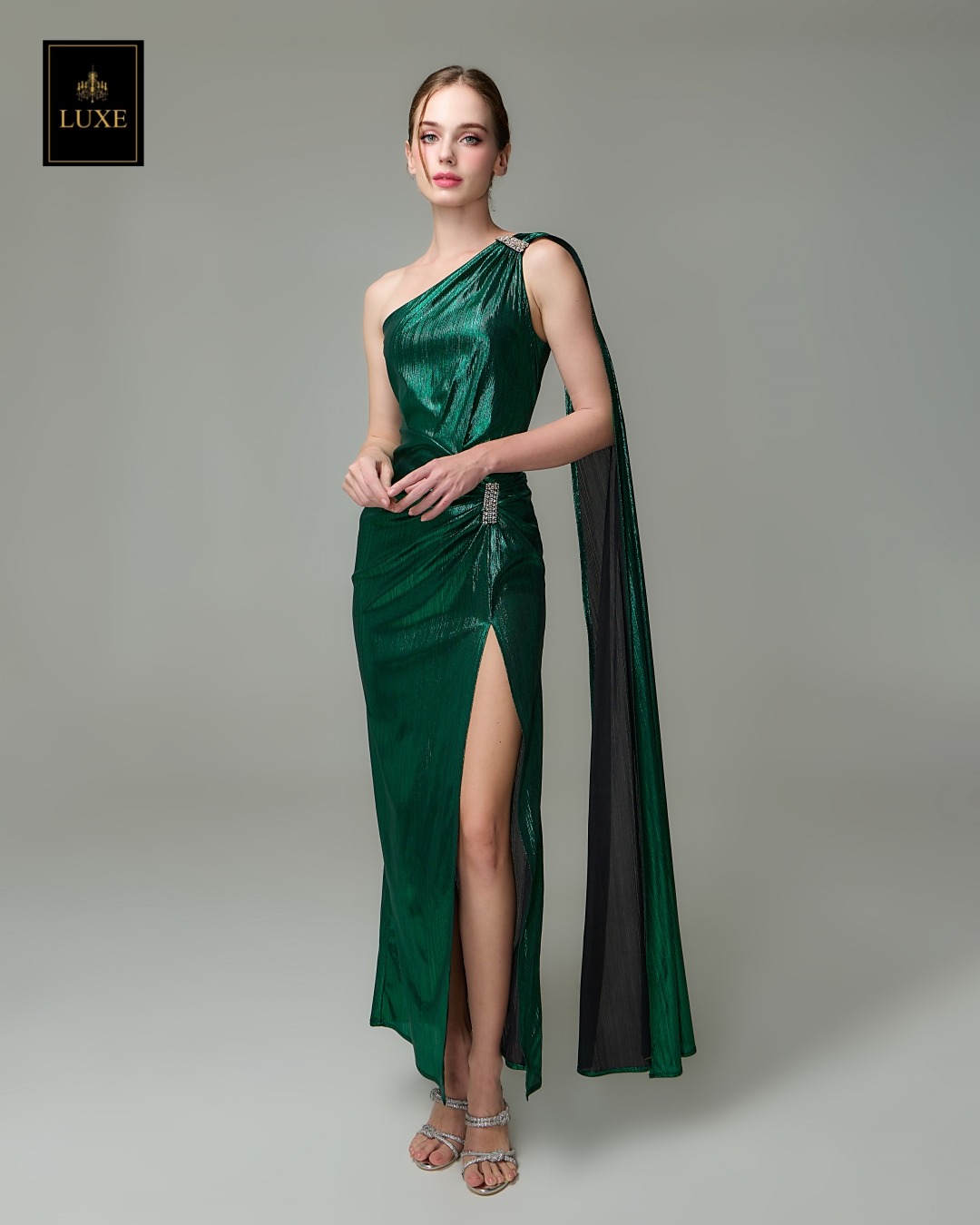 เดรสแฟชั่น แม็กซี่เดรสเสื้อไหล่เดียวทรงเข้ารูป มีผ้าเครปด้านหลัง กระโปรงทรงสอบผ่าหน้าขา