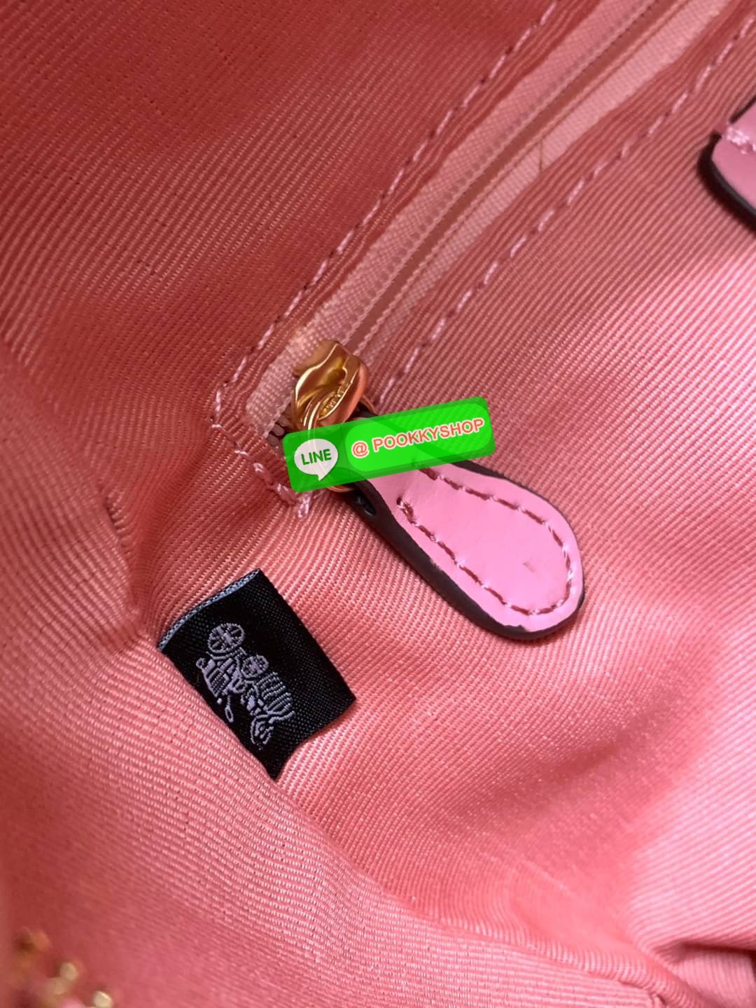 NEW IN! COACH JORDYN BACKPACK ((C1804//3011)) ไม่มียังไงไหว ต้องบอกว่าน้องสวยมากๆค่า! กระเป๋าสะพายหลังแบบมีหูหิ้ว หนังแแท้สวยค่ะ ❤️ทั้งใบปริ้นลายดอกไม้ สวยเด่ด สะดุดตาเลยทีเดียวค่ะ ด้านหน้ามีช่องซิปใส่มือถือหรือของจุกจิกลงไปได้ค่ะ เปิด-ปิดกระเป๋าแบ