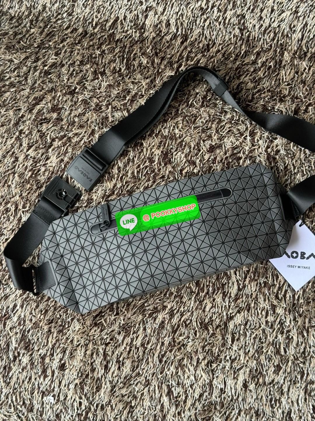 💕Baobao Issey Miyake Matte Baton Crossbody Bag เป็นกระเป๋าคาดอกที่มีดีไซน์เรียบง่ายและใช้งานได้อเนกประสงค์ มีน้ำหนักเบาแต่มีความทนทานสูงและสามารถกันน้ำได้ สายสะพายมีความแข็งแรงและปรับได้หลายระดับ จึงสามารถประยุกต์ใช้งานได้ทั้งคาดอก คาดเอวหรือสะพาย