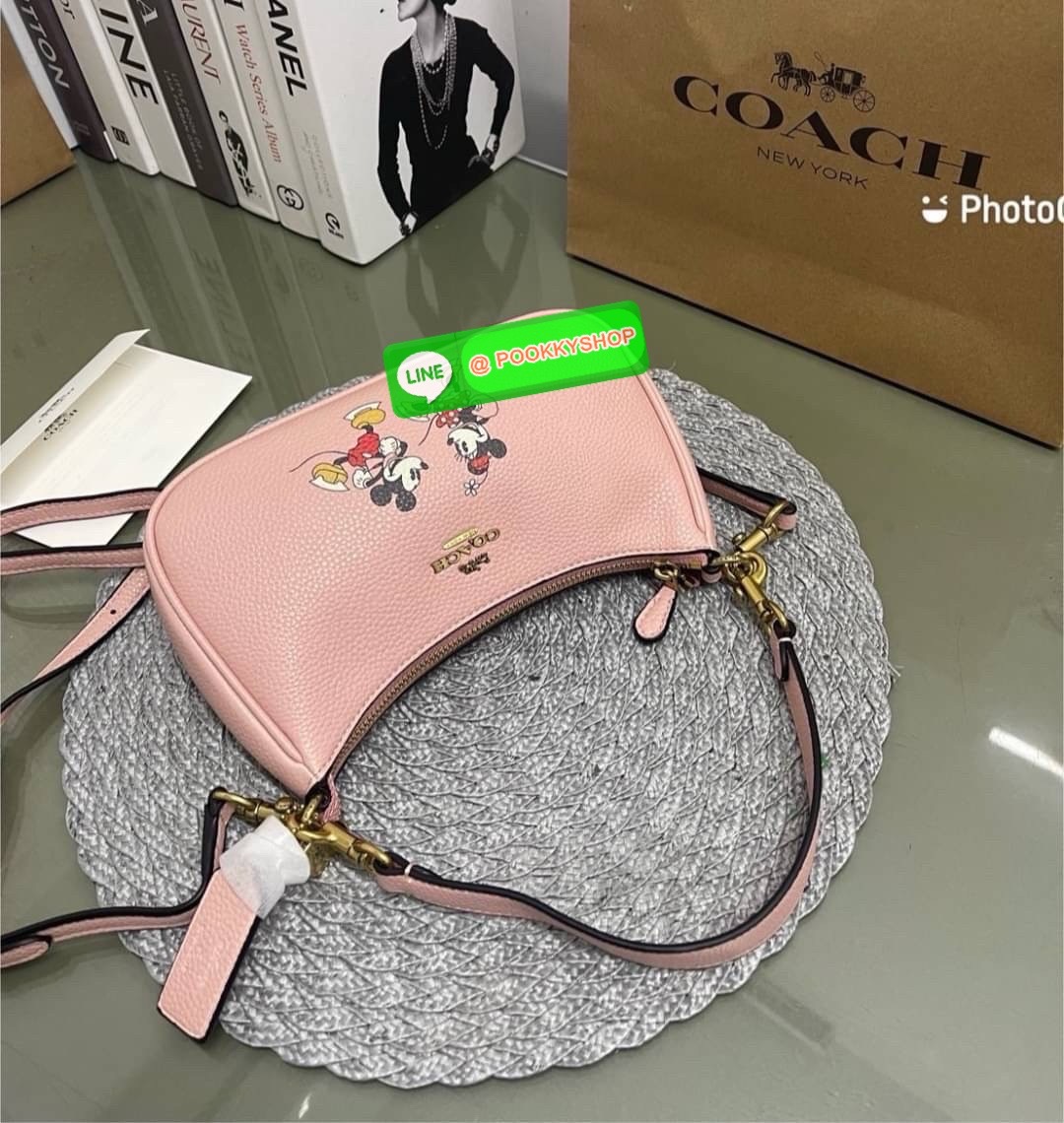 COACH CM859 Disney X Coach Teri Shoulder Bag With Mickey Mouse (mouse)✨ Coach CM859-กระเป๋าขนาดที่น่ารักจนใจบาง 🌸✨ หนังเรียบ ชัด เพิ่มความหวานแบบมีพลัง ใช้งานง่าย หิ้วก็ได้ สะพายก็สวย สลับสายได้ 2 แบบในใบเดียว น้ำหนักเบา ฟังก์ชันครบ