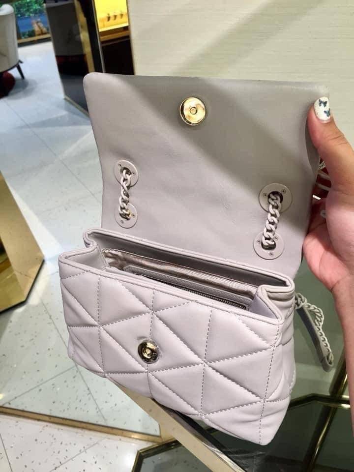 แท้ 💋 Outlet New! LYN TRINITY HANDBAG กระเป๋าสะพายข้าง/ครอสบอดี้ใบสวย วัสดุหนังเดินด้ายลายสามเหลี่ยมทั้งใบ พร้อมพวงกุญแจ(ถอดได้) เปิดปิดแบบกระดุมแม่เหล็ก ด้านในมีช่องซิปเล็ก 1 ช่อง รุ่นนี้สามารถใส่ iPhone plus และกระเป๋าเงินใบกลางได้ค่า สายยาวเป็น