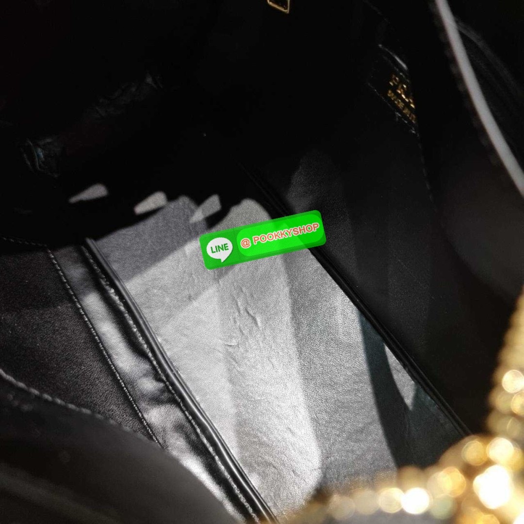 PRADA MEDIUM LEATHER HANDBAG 🔆 Details สะเทือนวงการแฟชั่นแบบสุด! กับกระเป๋าสะพายไหล่พรีเมี่ยมกิ๊ฟ ดีไซน์เก๋และมาแรงมาก สาวๆหนุ่มๆติดแกลมต้องไม่พลาด สวยดูแพง หูสะพายคล้องไหล่สะดวก ปากกระเป๋ามีซิปรูดเปิดปิดง่าย ภายในแบ่งสัดส่วนสวย โล่งกว้าง มีทั้งช่