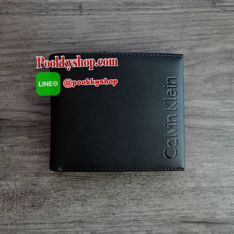 Calvin Klein Short Wallet กระเป๋าสตางค์ใบสั้น โดดเด่นด้วยการ ปั๊มโลโก้แบรนด์ตัวใหญ่ที่ด้านหน้า ภายในมีช่องใส่ธนบัตรและช่องใส่บัตรหลายช่อง จะมอบเป็นของขวัญหรือใช้เองก็แนะนำค่ะ
