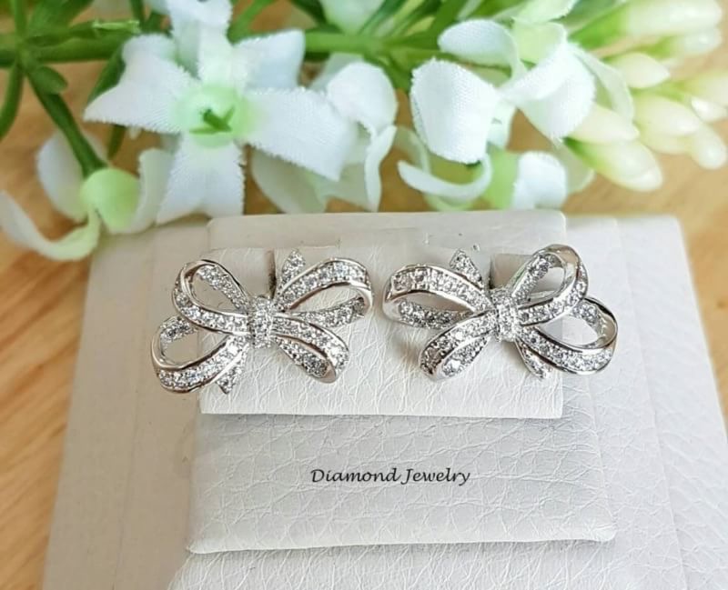 New Arrival !!! เซตต่างหู+สร้อยคอ งานเพชร CZ แท้ค่ะ ดีไซน์โบว์สวยมากกกกกกกกกกกกก เพชรวิ้งวาววับสวยหรู งานรุ่นนี้การันตีความสวย น่ารักเลยนะคะ งานเป็นเพชรฝังMicro setting วิ้งๆสวยแบบนี้ ใส่ออกงานชิคๆหรือใส่ไปเที่ยวชิลๆ ไม่ผิดหวังแน่นอนคะ