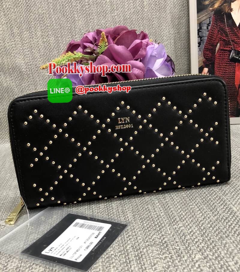 New arrival. LYN ALESSIA LONG WALLET BAG พร้อมส่งรุ่นใหม่ล่าสุดปี 2018 ค่ะ!!! กระเป๋าสตางค์ใบยาวซิปรอบ ตัวกระเป๋าปักหมุดกลมทรงข้าวหลามตัด เก๋มากๆค่ะ เปิดปิดกระเป๋าแบบซิป ภายในแบ่งสามช่อง มีช่องซิปกลาง ช่องหน้าหลังใส่ธนบัตร มือถือพวก iphon ได้ และช่องเสียบ