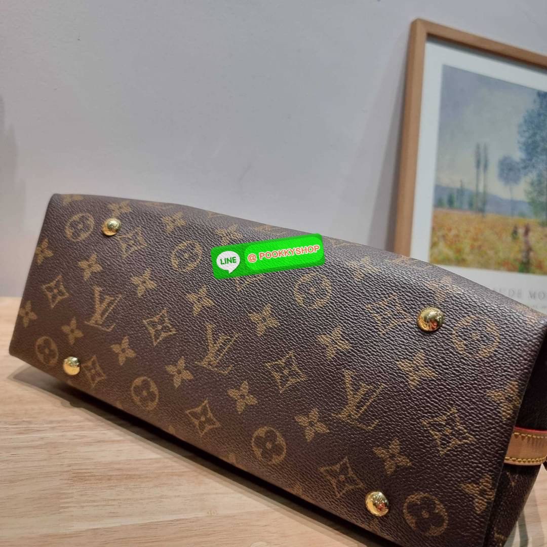 LV CARRYALL BAG ใหม่ล่าสุด รุ่นลิมิเต็ดที่สาวๆตามหา จากเคาน์เตอร์ dutyfree กระเป๋าสะพายไหล่ทรงสวย ดีไซน์เรียบง่ายคลาสสิค หรู ดูผู้ดี รูปทรงใช้งานง่าย มาพร้อมใบลูก ไว้เก็บของจุกจิก วัสดุหนังแคนวาส ปากกระเป๋ามีสายหนังผูกกันของหล่นได้และยังมีกระดุมแม่เหล็กอี
