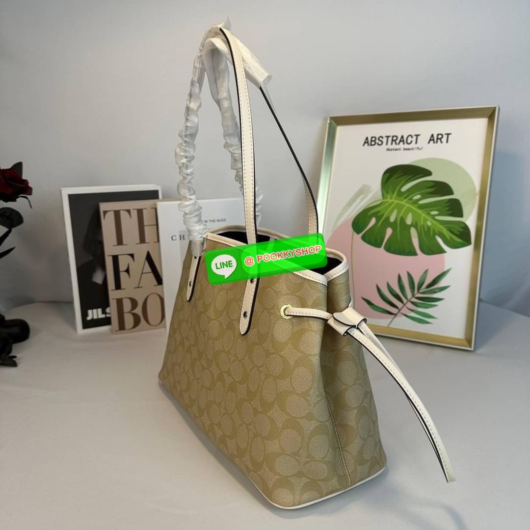 กระเป๋าสะพายไหล่ CCOACH DRAWSTRING CARRYALL IN SIGNATURE COATED CANVAS ( COACH F57842 ) กระเป๋าถือหนังเคลือบลายเซ็น ด้านในมีซิป ใส่โทรศัพท์ และมัลติฟังก์ชั่น กระเป๋า ช่องซิปกลาง Dogleash คลิปปิด ซับในผ้า