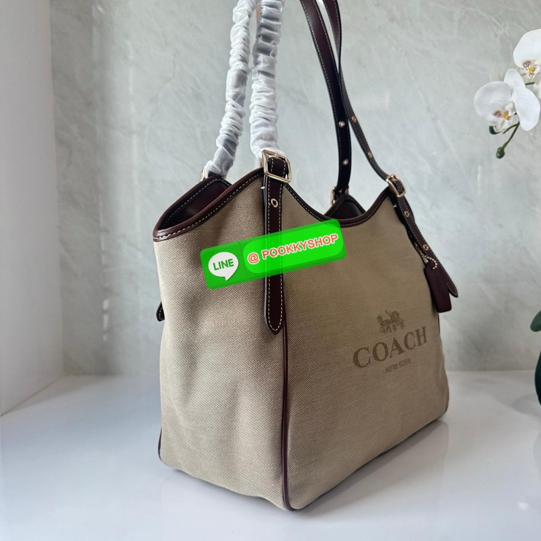 COACH CR167 MEADOW SHOULDER BAG 🔖กระเป๋าถือคอลเลคชั่นใหม่ ใบใหญ่ตอบโจทย์คนสัมภาระเยอะ 🔖วัสดุ: ผ้าแคนวาสตัดขอบหนังแท้ 🔖เปิด-ปิดด้วยซิป 🔖ภายในโล่งใส่ของได้เยอะมาก มีช่องซิป1ช่อง ช่องใส่ของจุกจิก1ช่อง 🔖ด้านหลังมีช่องซิ
