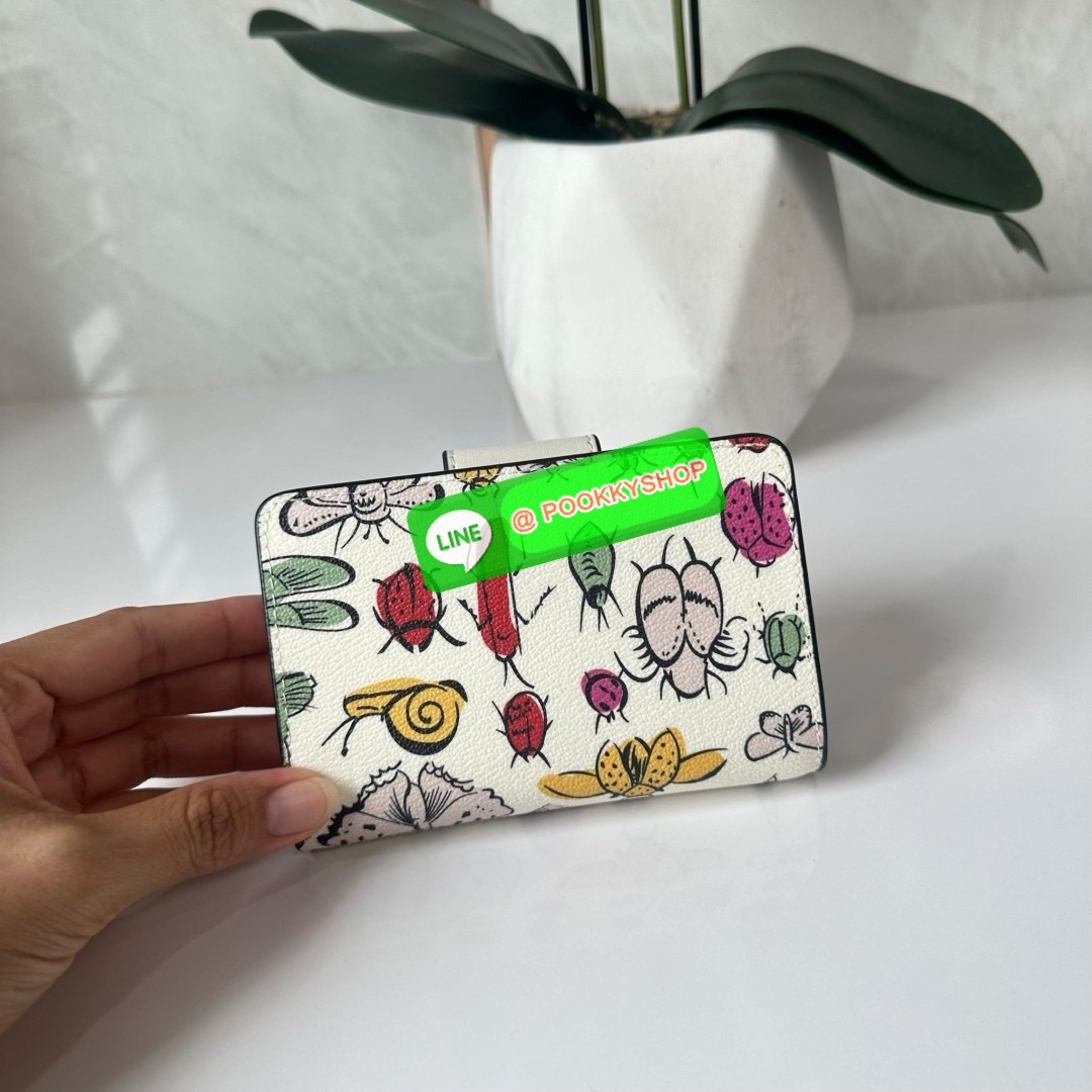 COACH MEDIUM CORNER ZIP WALLET IN SIGNATURE CANVAS WITH FLORAL PRINT(CR935) 🔖กระเป๋าสตางค์ใบกลางคอลเลคชั่นใหม่ปริ้นลายดอกไม้ 🔖วัสดุ:แคนวาสสลับหนังแท้ 🔖เปิด-ปิดด้วยกระดุมแป็ก 🔖ภายในมีช่องใส่บัตร ช่องใส่ธนบัตร และช่องซิป