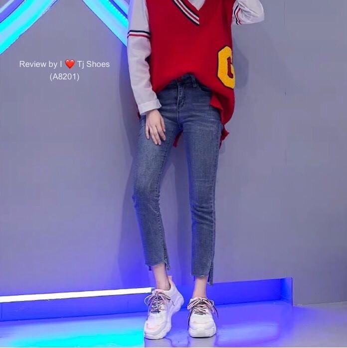 ที่สุดของความเกร๋ ต้องยกให้คู่นี้จร้า!!! รองเท้าผ้าใบนำเข้าเพื่อสุขภาพ สุคคิ้วท์ มีรูระบายอากาศใส่แล้วเท้าไม่อับ พื้นยางอย่างดี ใส่นิ่มเดินสบายมาก ใส่เดินสบายๆได้ทั้งวัน ของจริงงานสวยมาก จับแมทกับชุดอะไรก็น่ารัก เป็นรุ่นแนะนำ รีบสั่งด่วนๆ ช้าหมดอดนร้า (สู