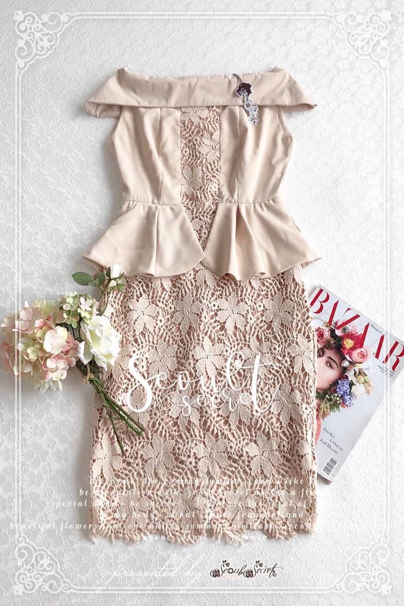 By SEOUL SECRET Seoul Secret Say'...Minidress Lace Design expensive Cream coler Material : งานมินิเดรสสวยหรูดูไฮคลาสมากคะ ดีไซน์มีระดับด้วยลูกเล่นเป็นเดรสทรงเปิดไหล่ งาน Cuttingเป็นผ้าเย็บซ้อนพับลงมาช่วงอกนะคะ ทรงแขนกุด เนื้อผ้าด้านนอกเป็นผ้าเรียบๆไม