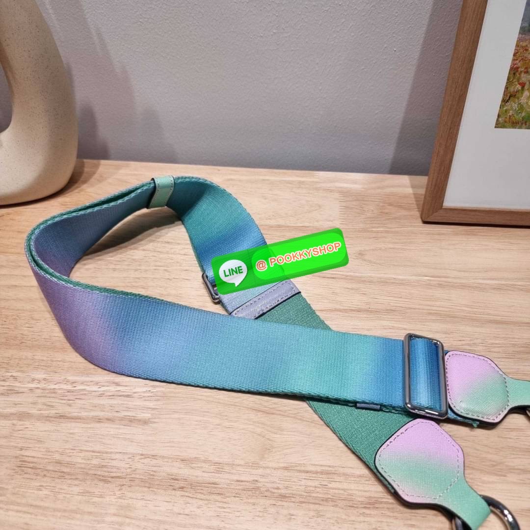 MARC JACOBS THE SNAPSHOT AIRBRUSH BAG สายหวานต้องมีแล้ว! ไอเท็มยอดฮิตที่โดดเด่นเป็นเอกลักษณ์ กับกระเป๋าสะพายข้างสุดปัง ลวดลายเพ้นท์สไตล์แอร์บรัช สวยละมุน เรียกได้ว่าไม่ซ้ำใคร!! วัสดุหนังวัว สวยอยู่ทรง เปิด-ปิดกระเป๋าด้วยซิป มีซิปหลัก 2 ช่อง แบ่งสัดส่วนไว้