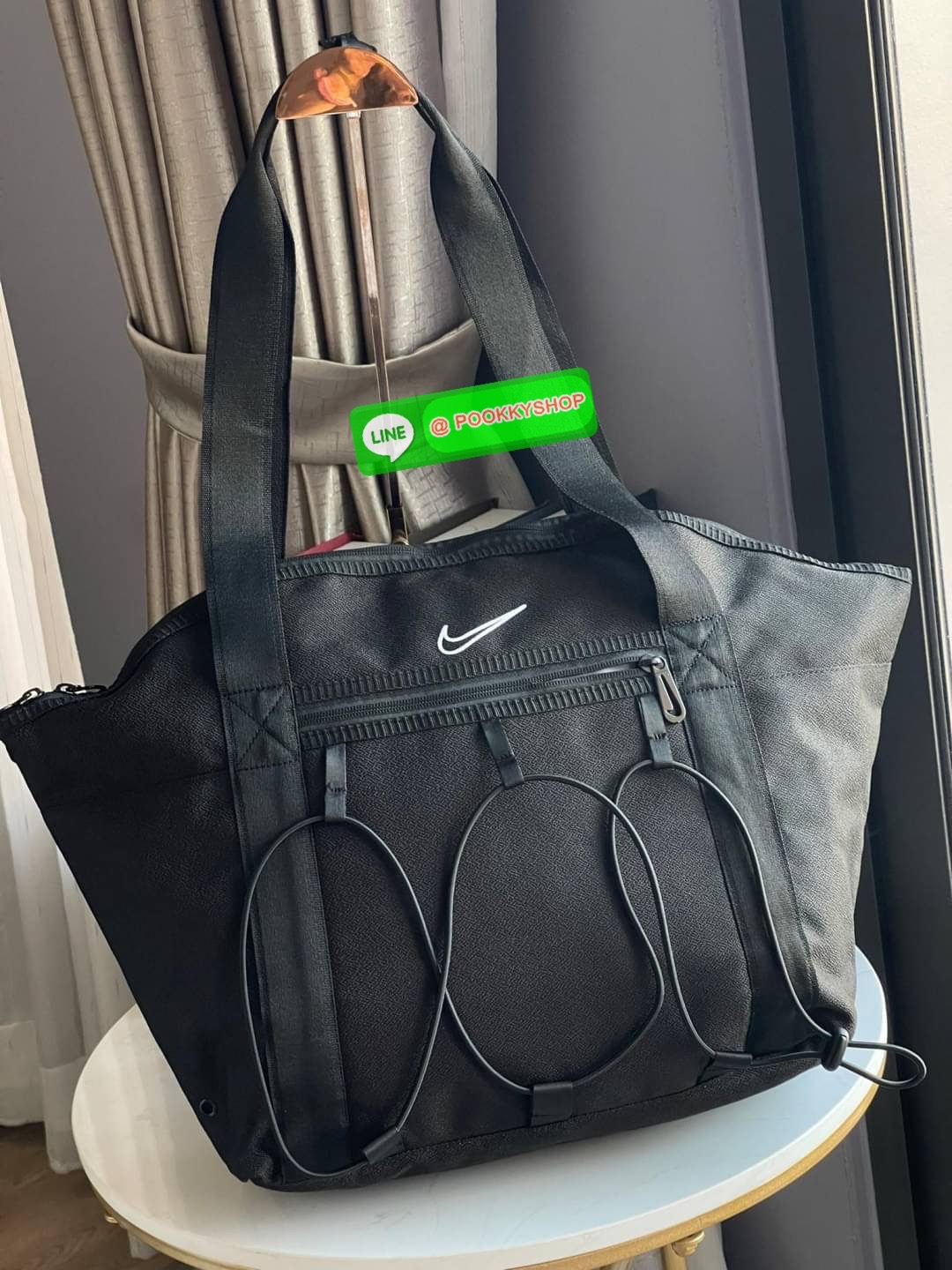 💕Nike One Women's Training Tote Bag กระเป๋าโท้ท Nike One เป็นทางออกของคุณในการใส่ทุกอย่างให้เข้ากับวันของคุณ ตั้งแต่ที่ทำงานหรือโรงเรียนไปจนถึงการออกกำลังกาย—ดีไซน์อเนกประสงค์มีทุกสิ่งที่คุณต้องการ ใส่แล็ปท็อป ขวดน้ำ และทุกสิ่งที่คุณต้องการใน